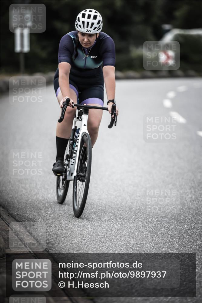 21.06.2026 - 29. Vierlanden-Triathlon H.Heesch http://msf.ph/oto/9897937 21.06.2026 10:03:30 Radfahren 227 meine-sportfotos.de