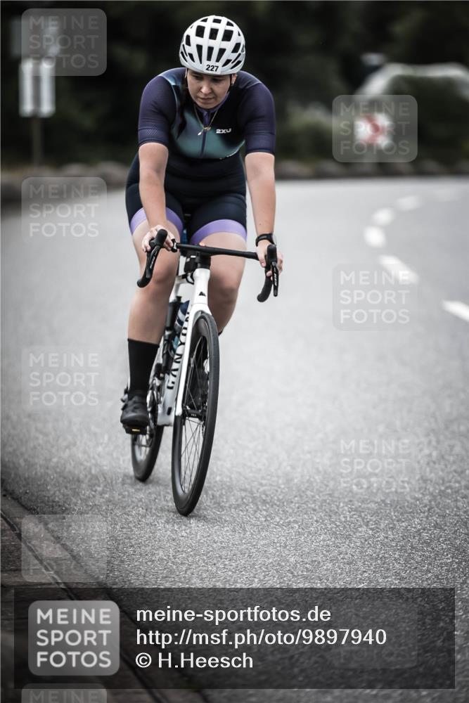 21.06.2026 - 29. Vierlanden-Triathlon H.Heesch http://msf.ph/oto/9897940 21.06.2026 10:03:30 Radfahren 227 meine-sportfotos.de