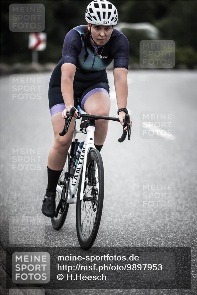 21.06.2026 - 29. Vierlanden-Triathlon H.Heesch http://msf.ph/oto/9897953 21.06.2026 10:03:30 Radfahren 227 meine-sportfotos.de