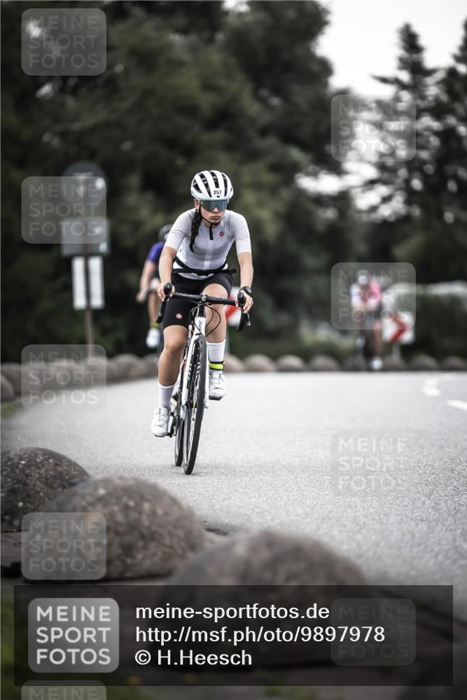 21.06.2026 - 29. Vierlanden-Triathlon H.Heesch http://msf.ph/oto/9897978 21.06.2026 10:03:57 Radfahren 35, 142, 161, 181, 238, 257, 271, 337, 362 meine-sportfotos.de