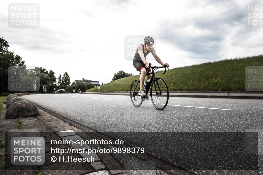 21.06.2026 - 29. Vierlanden-Triathlon H.Heesch http://msf.ph/oto/9898379 21.06.2026 10:01:06 Radfahren 29, 40, 228, 274, 390 meine-sportfotos.de