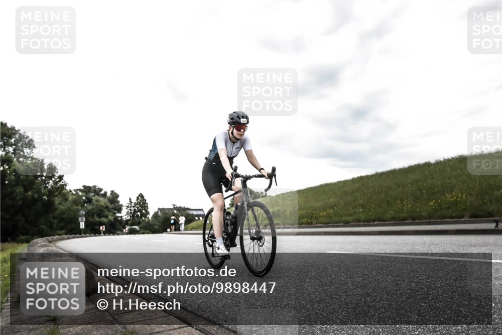 21.06.2026 - 29. Vierlanden-Triathlon H.Heesch http://msf.ph/oto/9898447 21.06.2026 10:05:10 Radfahren 264, 323, 326 meine-sportfotos.de