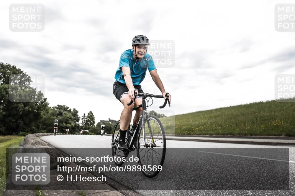 21.06.2026 - 29. Vierlanden-Triathlon H.Heesch http://msf.ph/oto/9898569 21.06.2026 10:19:10 Radfahren 24, 45, 261, 418, 470 meine-sportfotos.de