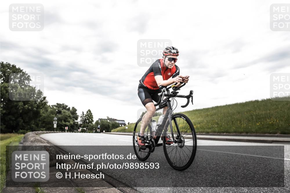 21.06.2026 - 29. Vierlanden-Triathlon H.Heesch http://msf.ph/oto/9898593 21.06.2026 10:19:30 Radfahren 171, 184, 242 meine-sportfotos.de