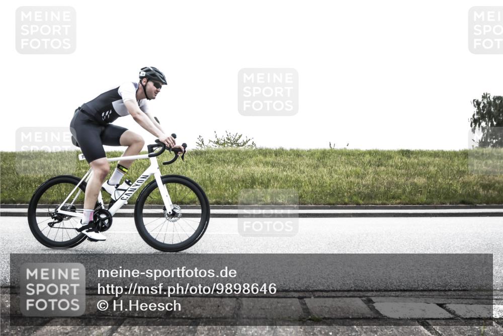 21.06.2026 - 29. Vierlanden-Triathlon H.Heesch http://msf.ph/oto/9898646 21.06.2026 11:19:19 Radfahren 274, 658, 735 meine-sportfotos.de