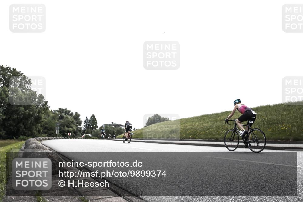 21.06.2026 - 29. Vierlanden-Triathlon H.Heesch http://msf.ph/oto/9899374 21.06.2026 11:00:06 Radfahren 304, 355, 492, 516, 522, 551, 568, 570, 572, 583 meine-sportfotos.de
