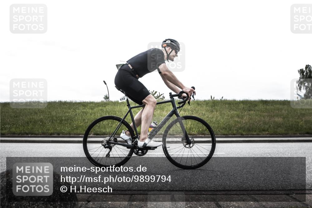 21.06.2026 - 29. Vierlanden-Triathlon H.Heesch http://msf.ph/oto/9899794 21.06.2026 11:51:51 Radfahren 20, 260, 633, 727, 876 meine-sportfotos.de