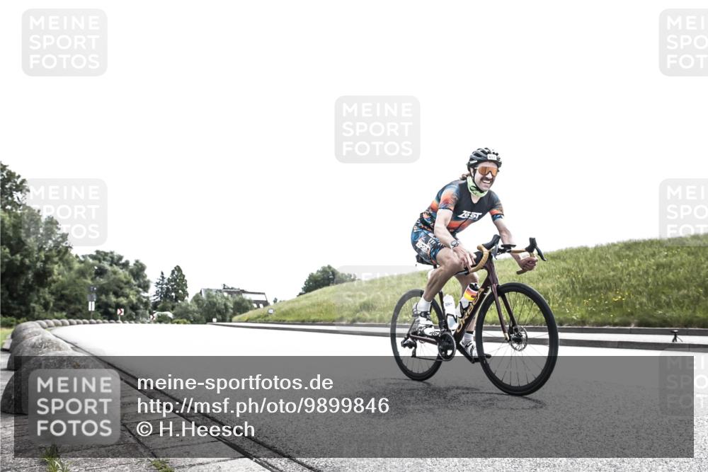 21.06.2026 - 29. Vierlanden-Triathlon H.Heesch http://msf.ph/oto/9899846 21.06.2026 11:43:36 Radfahren 657, 731 meine-sportfotos.de