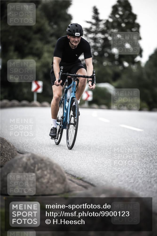 21.06.2026 - 29. Vierlanden-Triathlon H.Heesch http://msf.ph/oto/9900123 21.06.2026 10:08:37 Radfahren 82, 358 meine-sportfotos.de