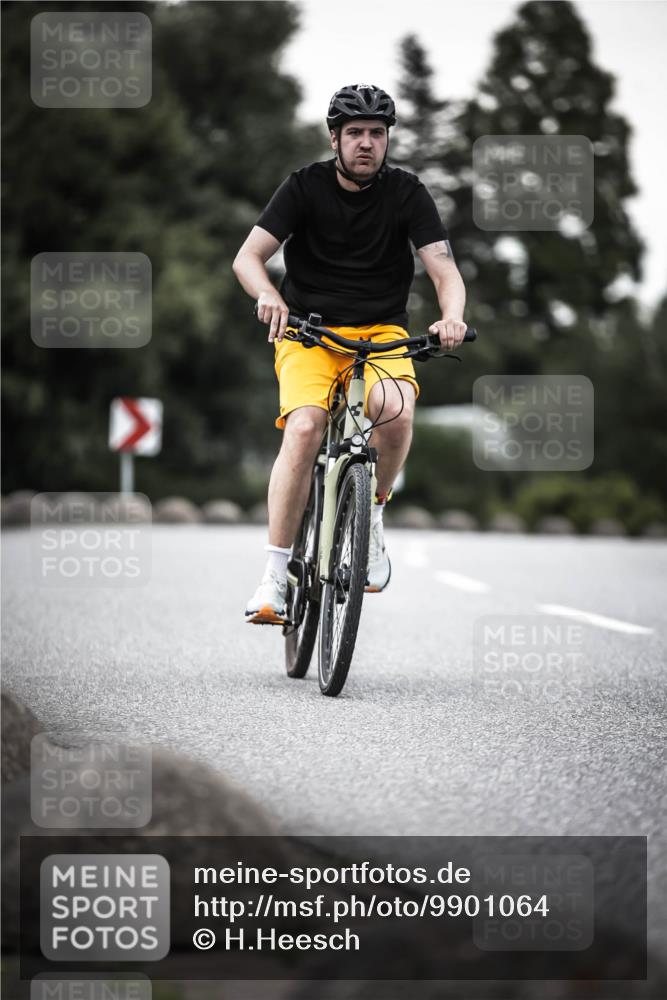 21.06.2026 - 29. Vierlanden-Triathlon H.Heesch http://msf.ph/oto/9901064 21.06.2026 10:10:30 Radfahren 3, 163, 230, 356 meine-sportfotos.de