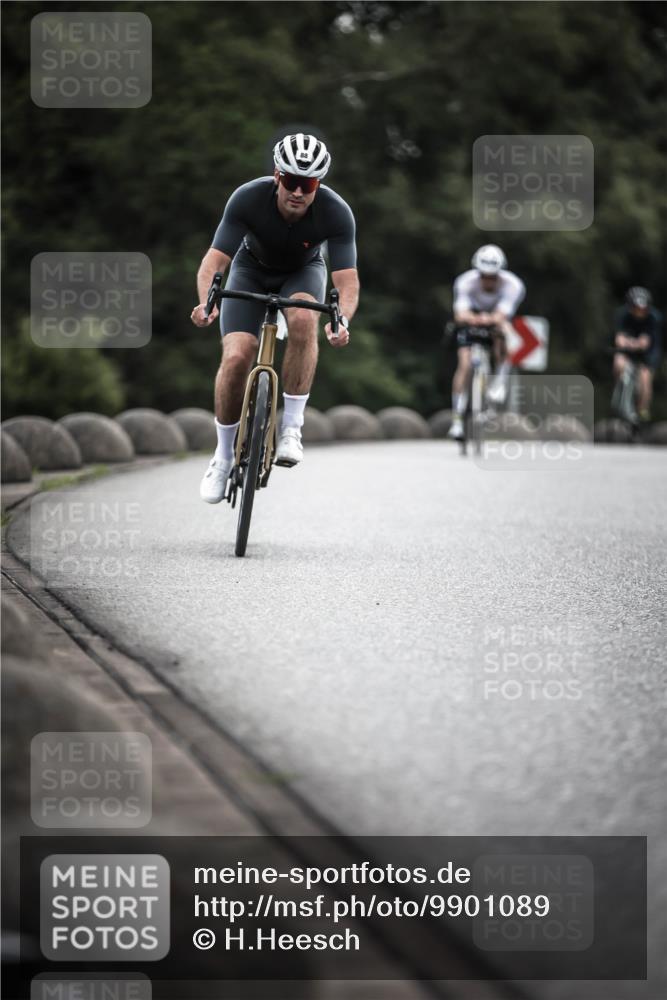 21.06.2026 - 29. Vierlanden-Triathlon H.Heesch http://msf.ph/oto/9901089 21.06.2026 09:29:55 Radfahren 7, 38, 67, 82, 88, 100, 109 meine-sportfotos.de