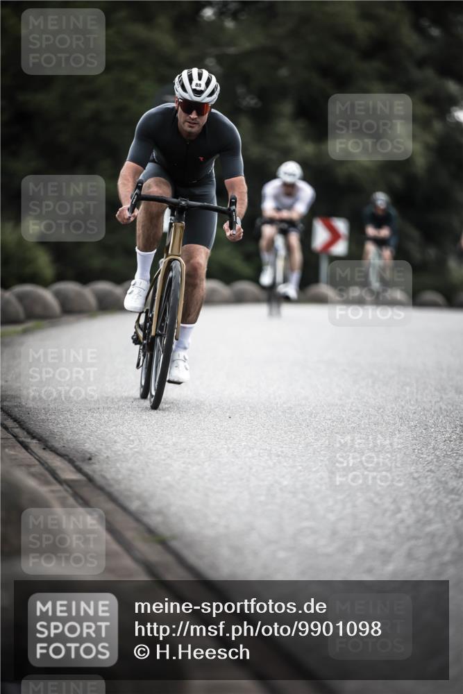 21.06.2026 - 29. Vierlanden-Triathlon H.Heesch http://msf.ph/oto/9901098 21.06.2026 09:29:55 Radfahren 7, 38, 67, 82, 88, 100, 109 meine-sportfotos.de