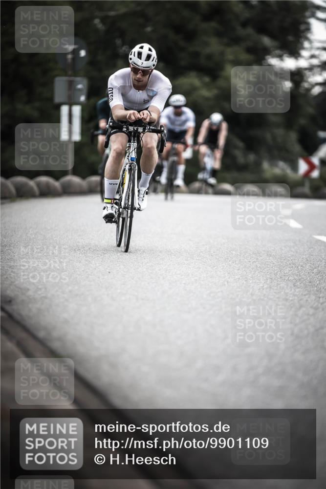 21.06.2026 - 29. Vierlanden-Triathlon H.Heesch http://msf.ph/oto/9901109 21.06.2026 09:29:57 Radfahren 7, 38, 59, 67, 82, 88, 100, 109, 163, 276 meine-sportfotos.de