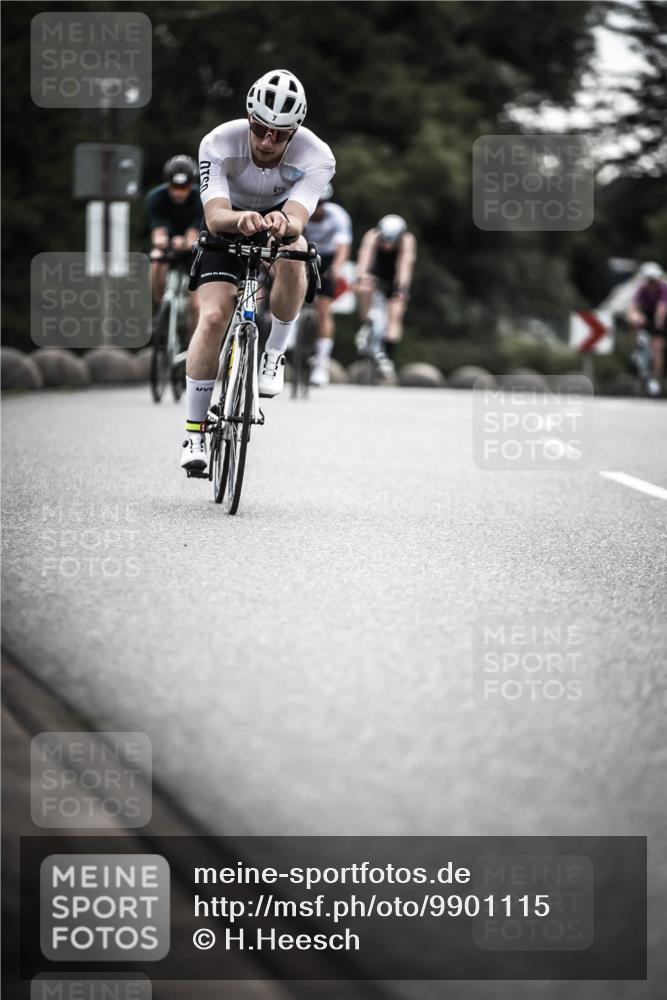 21.06.2026 - 29. Vierlanden-Triathlon H.Heesch http://msf.ph/oto/9901115 21.06.2026 09:29:57 Radfahren 7, 38, 59, 67, 82, 88, 100, 109, 163, 276 meine-sportfotos.de