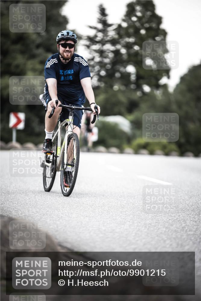 21.06.2026 - 29. Vierlanden-Triathlon H.Heesch http://msf.ph/oto/9901215 21.06.2026 10:11:19 Radfahren 325, 338 meine-sportfotos.de