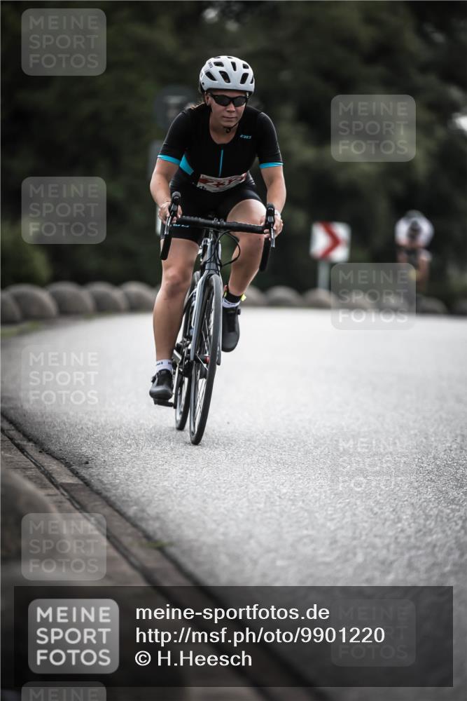21.06.2026 - 29. Vierlanden-Triathlon H.Heesch http://msf.ph/oto/9901220 21.06.2026 09:30:07 Radfahren 59, 119, 163, 174, 232, 276 meine-sportfotos.de