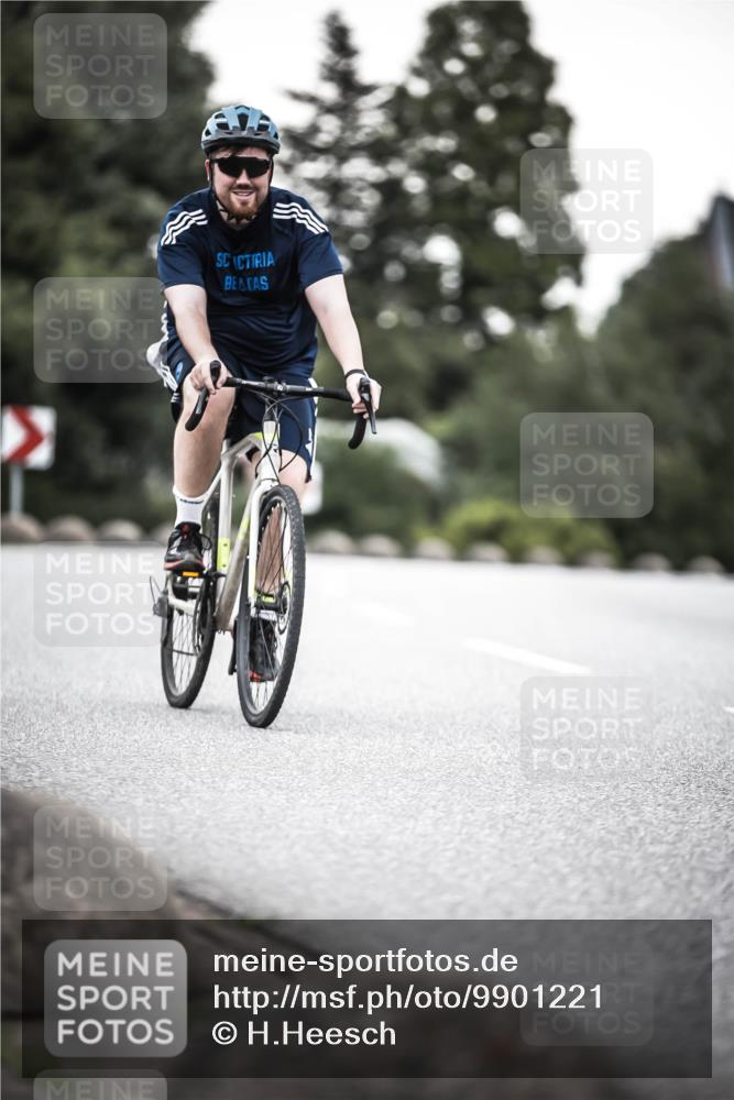 21.06.2026 - 29. Vierlanden-Triathlon H.Heesch http://msf.ph/oto/9901221 21.06.2026 10:11:19 Radfahren 325, 338 meine-sportfotos.de