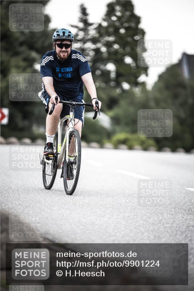 21.06.2026 - 29. Vierlanden-Triathlon H.Heesch http://msf.ph/oto/9901224 21.06.2026 10:11:19 Radfahren 325, 338 meine-sportfotos.de