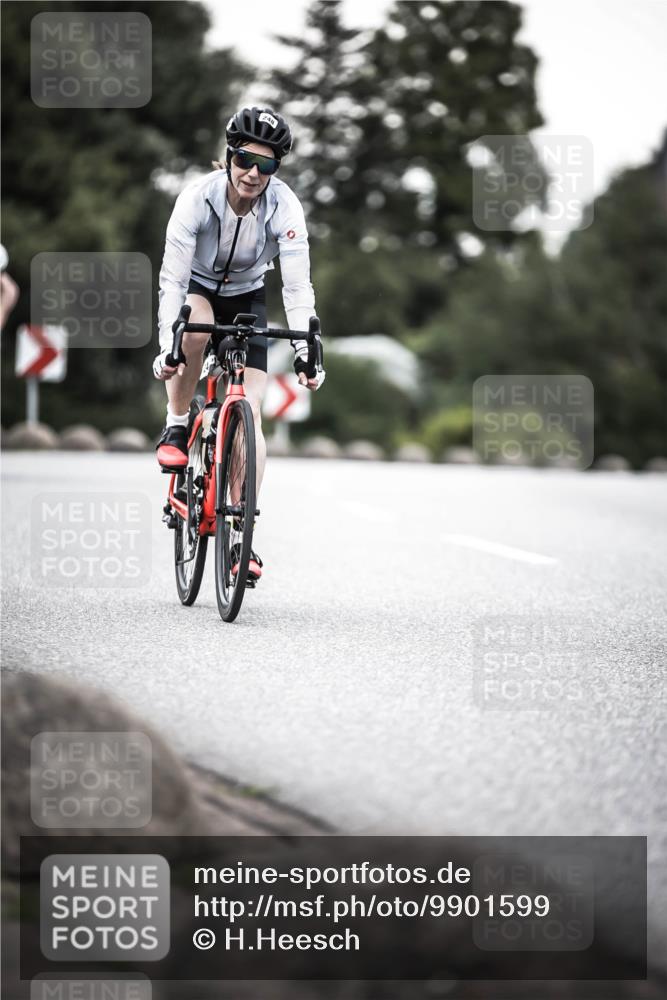 21.06.2026 - 29. Vierlanden-Triathlon H.Heesch http://msf.ph/oto/9901599 21.06.2026 10:12:02 Radfahren 115, 160, 205, 248 meine-sportfotos.de