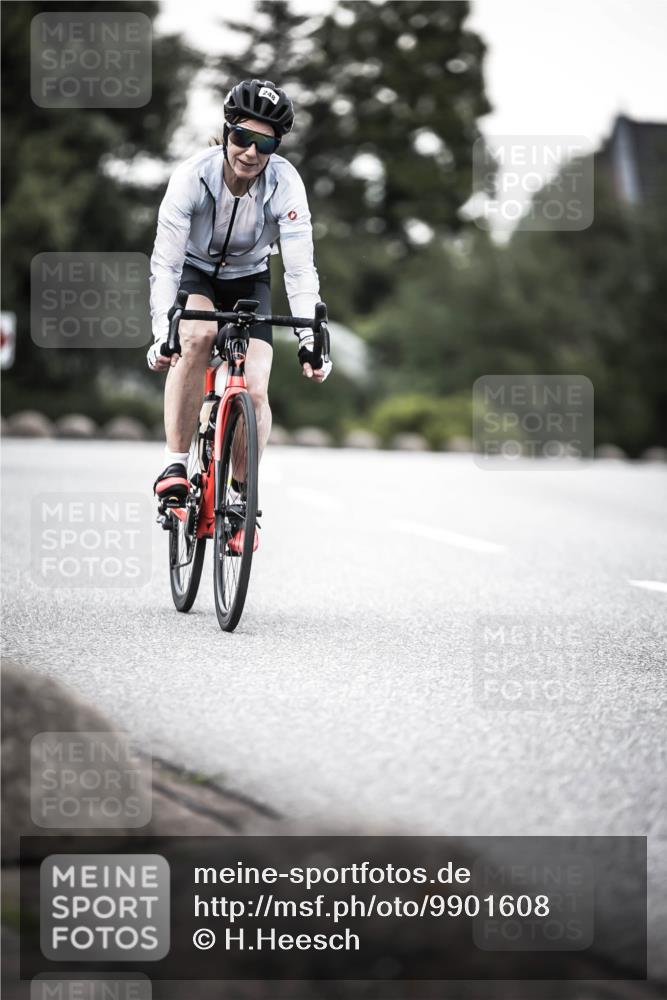 21.06.2026 - 29. Vierlanden-Triathlon H.Heesch http://msf.ph/oto/9901608 21.06.2026 10:12:02 Radfahren 115, 160, 205, 248 meine-sportfotos.de
