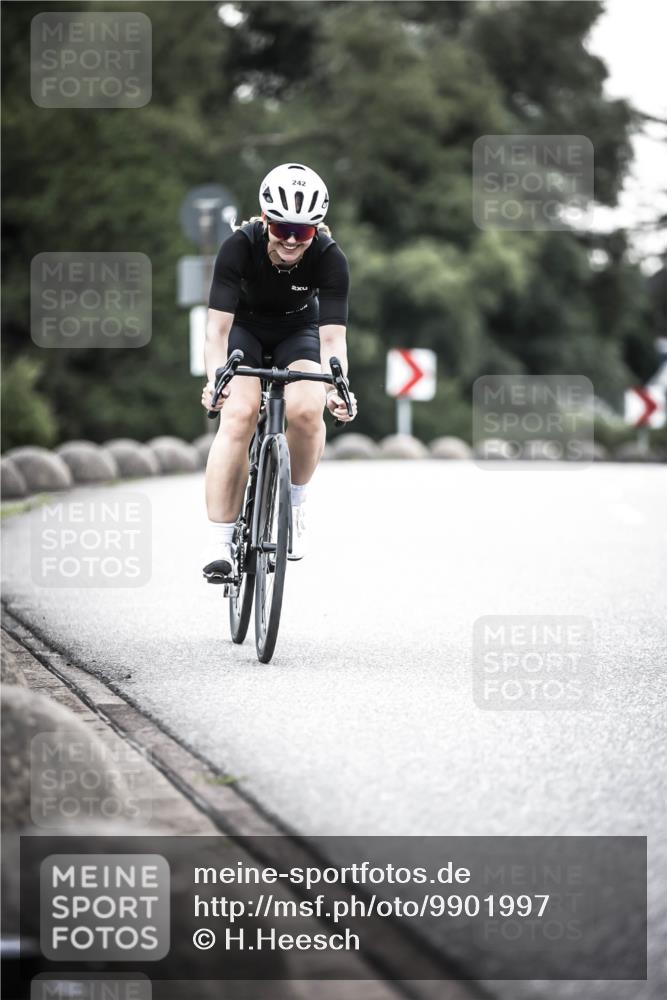 21.06.2026 - 29. Vierlanden-Triathlon H.Heesch http://msf.ph/oto/9901997 21.06.2026 09:43:09 Radfahren 242 meine-sportfotos.de