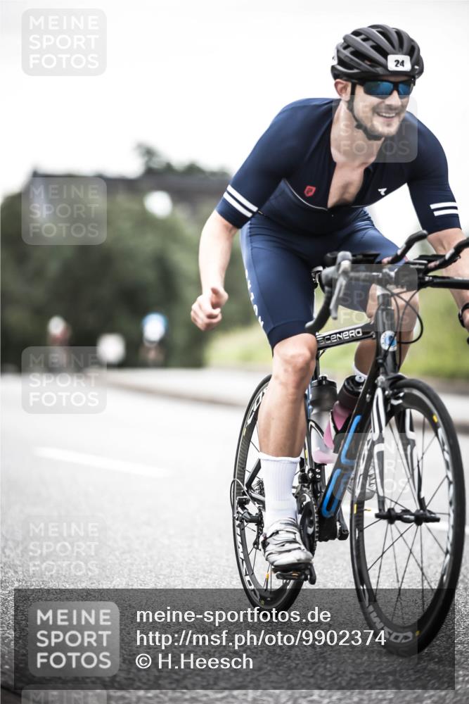 21.06.2026 - 29. Vierlanden-Triathlon H.Heesch http://msf.ph/oto/9902374 21.06.2026 09:53:13 Radfahren 24, 43, 280, 301 meine-sportfotos.de