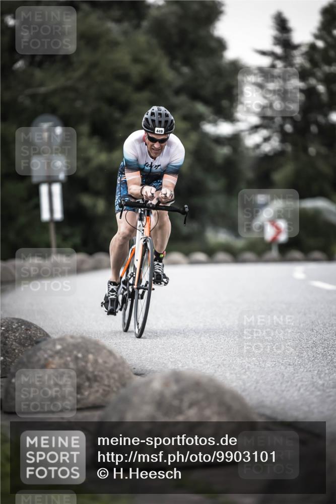 21.06.2026 - 29. Vierlanden-Triathlon H.Heesch http://msf.ph/oto/9903101 21.06.2026 10:15:40 Radfahren 98, 231, 397, 449, 467 meine-sportfotos.de