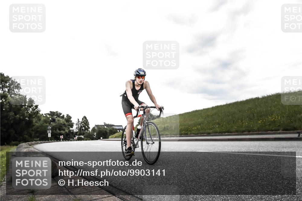 21.06.2026 - 29. Vierlanden-Triathlon H.Heesch http://msf.ph/oto/9903141 21.06.2026 10:04:24 Radfahren 75, 350, 379 meine-sportfotos.de