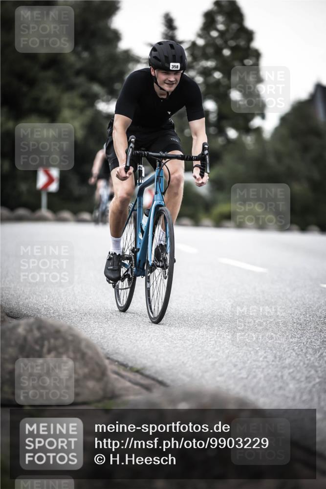 21.06.2026 - 29. Vierlanden-Triathlon H.Heesch http://msf.ph/oto/9903229 21.06.2026 10:08:37 Radfahren 82, 358 meine-sportfotos.de
