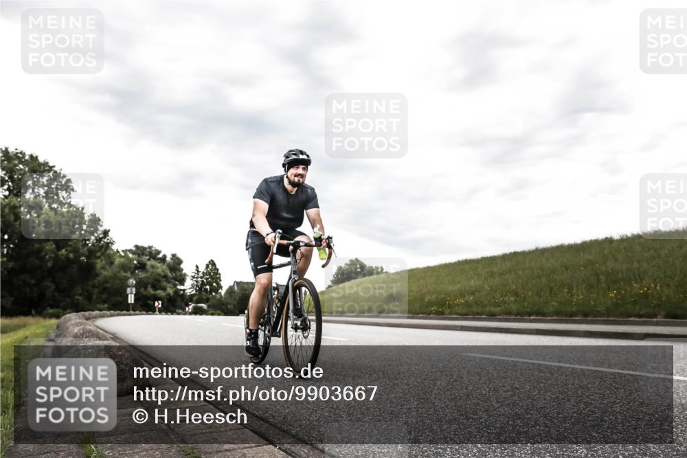 21.06.2026 - 29. Vierlanden-Triathlon H.Heesch http://msf.ph/oto/9903667 21.06.2026 10:13:58 Radfahren 330 meine-sportfotos.de