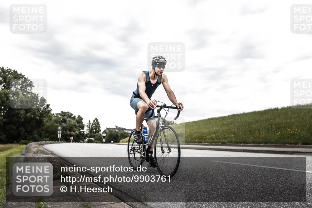 21.06.2026 - 29. Vierlanden-Triathlon H.Heesch http://msf.ph/oto/9903761 21.06.2026 10:15:27 Radfahren 49, 127, 448, 1354 meine-sportfotos.de