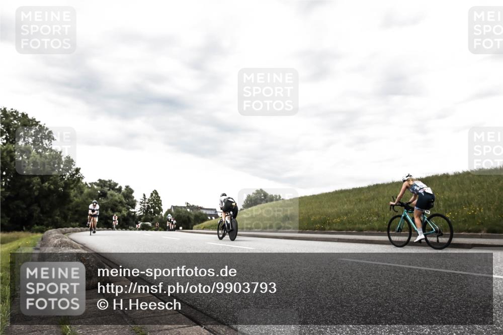 21.06.2026 - 29. Vierlanden-Triathlon H.Heesch http://msf.ph/oto/9903793 21.06.2026 10:15:39 Radfahren 98, 449, 467 meine-sportfotos.de