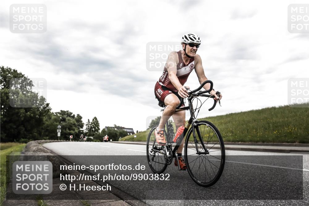 21.06.2026 - 29. Vierlanden-Triathlon H.Heesch http://msf.ph/oto/9903832 21.06.2026 10:15:51 Radfahren 394, 447 meine-sportfotos.de
