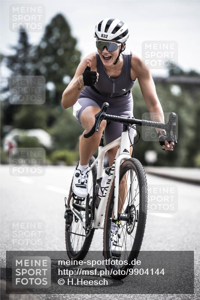 21.06.2026 - 29. Vierlanden-Triathlon H.Heesch http://msf.ph/oto/9904144 21.06.2026 11:36:55 Radfahren 832, 865 meine-sportfotos.de
