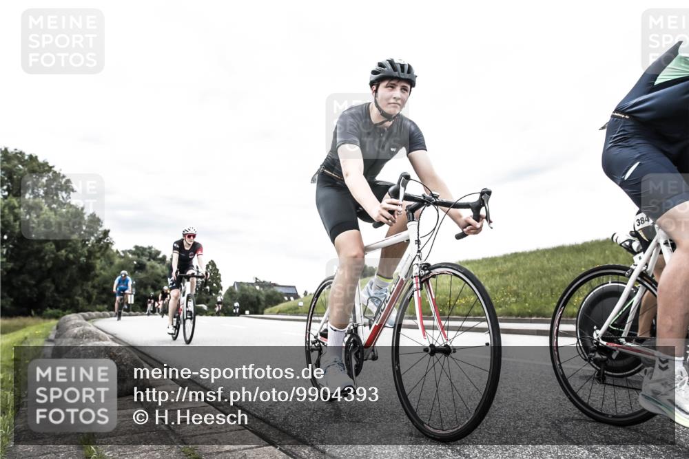 21.06.2026 - 29. Vierlanden-Triathlon H.Heesch http://msf.ph/oto/9904393 21.06.2026 10:26:02 Radfahren 8, 383, 384, 415, 536, 587, 591, 604, 1355 meine-sportfotos.de