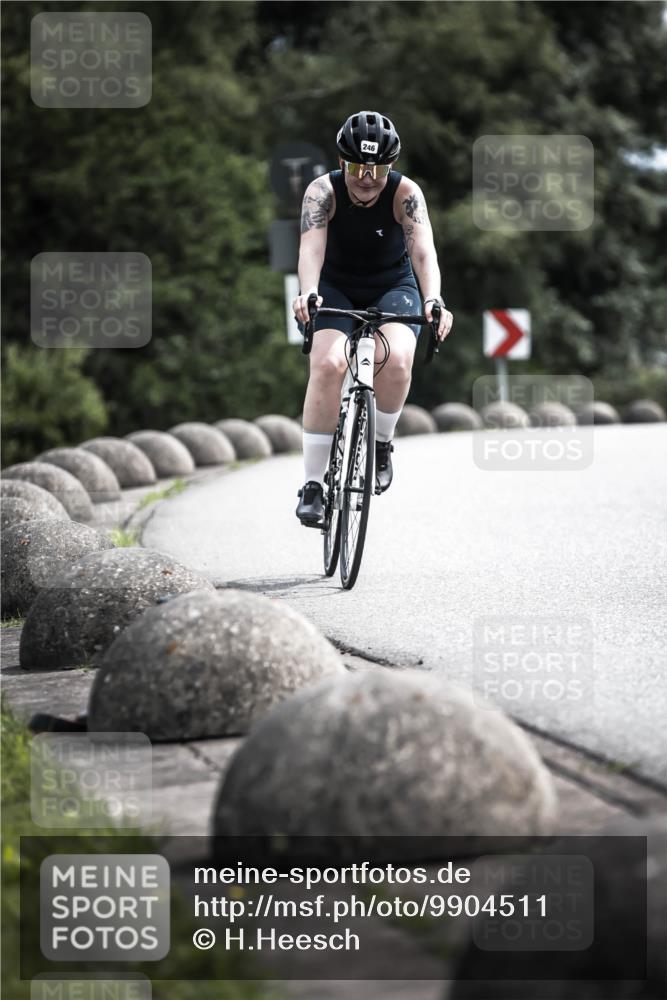 21.06.2026 - 29. Vierlanden-Triathlon H.Heesch http://msf.ph/oto/9904511 21.06.2026 11:36:27 Radfahren 246, 653, 841 meine-sportfotos.de