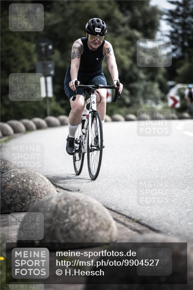21.06.2026 - 29. Vierlanden-Triathlon H.Heesch http://msf.ph/oto/9904527 21.06.2026 11:36:27 Radfahren 246, 653, 841 meine-sportfotos.de