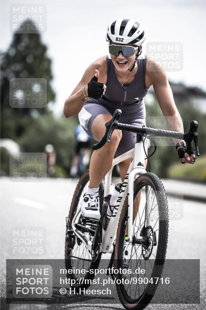 21.06.2026 - 29. Vierlanden-Triathlon H.Heesch http://msf.ph/oto/9904716 21.06.2026 11:36:55 Radfahren 832, 865 meine-sportfotos.de