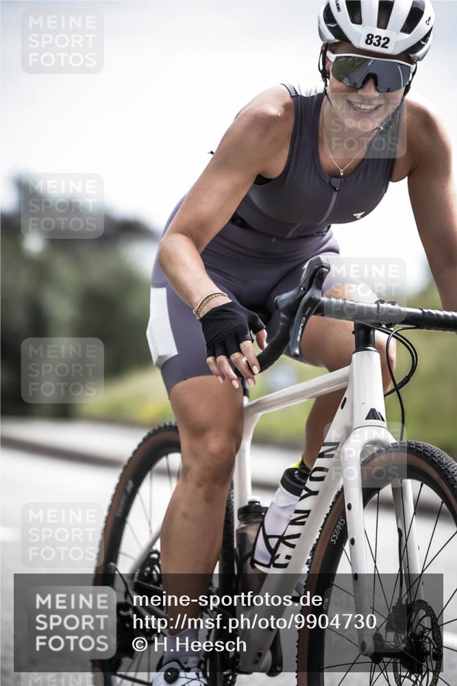 21.06.2026 - 29. Vierlanden-Triathlon H.Heesch http://msf.ph/oto/9904730 21.06.2026 11:36:55 Radfahren 832, 865 meine-sportfotos.de