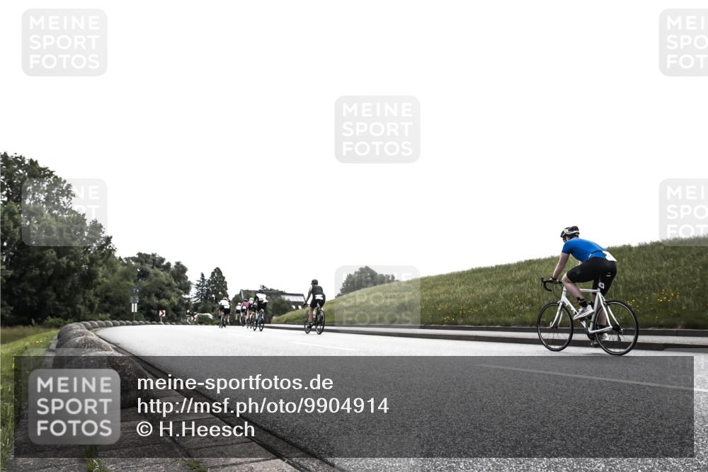 21.06.2026 - 29. Vierlanden-Triathlon H.Heesch http://msf.ph/oto/9904914 21.06.2026 11:00:15 Radfahren 296 meine-sportfotos.de
