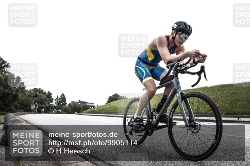 21.06.2026 - 29. Vierlanden-Triathlon H.Heesch http://msf.ph/oto/9905114 21.06.2026 11:03:18 Radfahren 35, 497, 637, 657, 753 meine-sportfotos.de