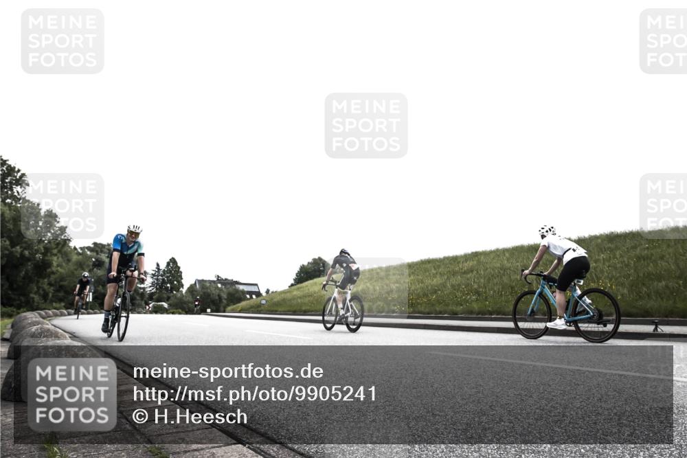 21.06.2026 - 29. Vierlanden-Triathlon H.Heesch http://msf.ph/oto/9905241 21.06.2026 11:04:28 Radfahren 94, 100, 494, 557 meine-sportfotos.de