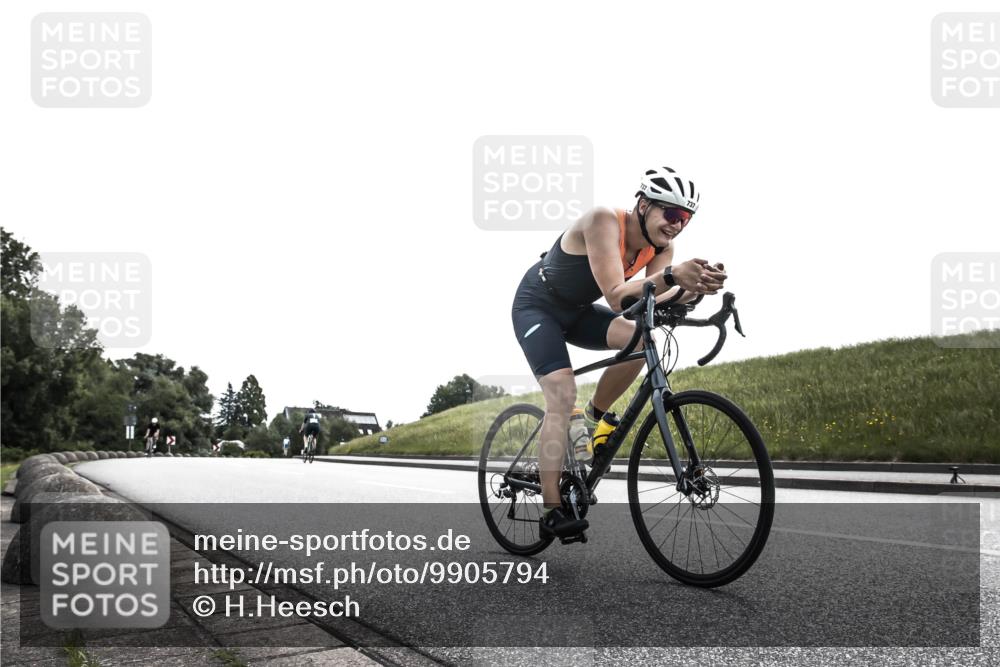 21.06.2026 - 29. Vierlanden-Triathlon H.Heesch http://msf.ph/oto/9905794 21.06.2026 11:15:37 Radfahren 17, 734, 737 meine-sportfotos.de