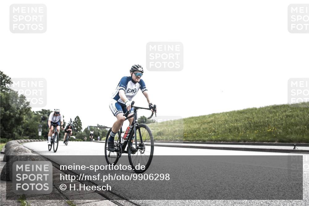 21.06.2026 - 29. Vierlanden-Triathlon H.Heesch http://msf.ph/oto/9906298 21.06.2026 11:30:57 Radfahren 277, 295, 872, 899 meine-sportfotos.de
