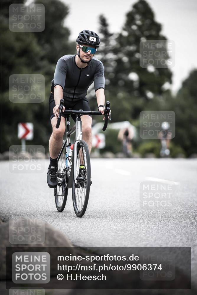 21.06.2026 - 29. Vierlanden-Triathlon H.Heesch http://msf.ph/oto/9906374 21.06.2026 10:24:40 Radfahren 71, 207, 509, 562 meine-sportfotos.de