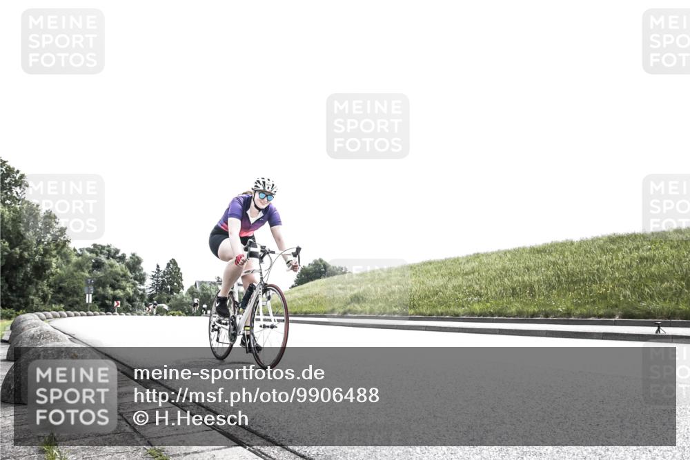 21.06.2026 - 29. Vierlanden-Triathlon H.Heesch http://msf.ph/oto/9906488 21.06.2026 11:33:31 Radfahren 54, 238, 255, 894 meine-sportfotos.de