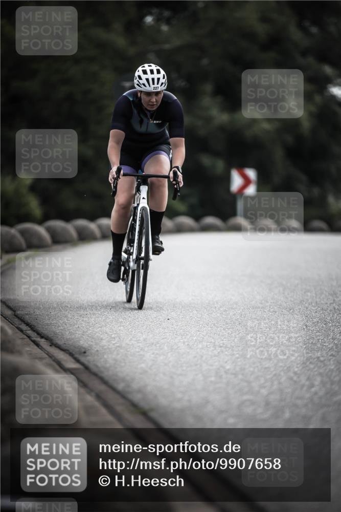 21.06.2026 - 29. Vierlanden-Triathlon H.Heesch http://msf.ph/oto/9907658 21.06.2026 09:23:02 Radfahren 14, 227 meine-sportfotos.de