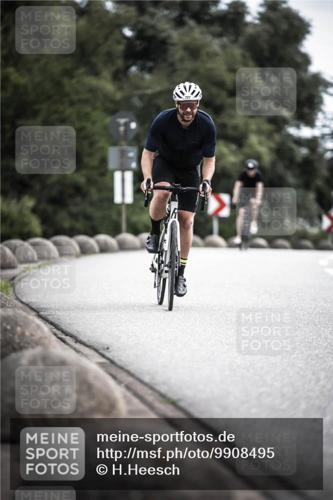 21.06.2026 - 29. Vierlanden-Triathlon H.Heesch http://msf.ph/oto/9908495 21.06.2026 11:51:46 Radfahren 20, 260, 633, 727, 876 meine-sportfotos.de