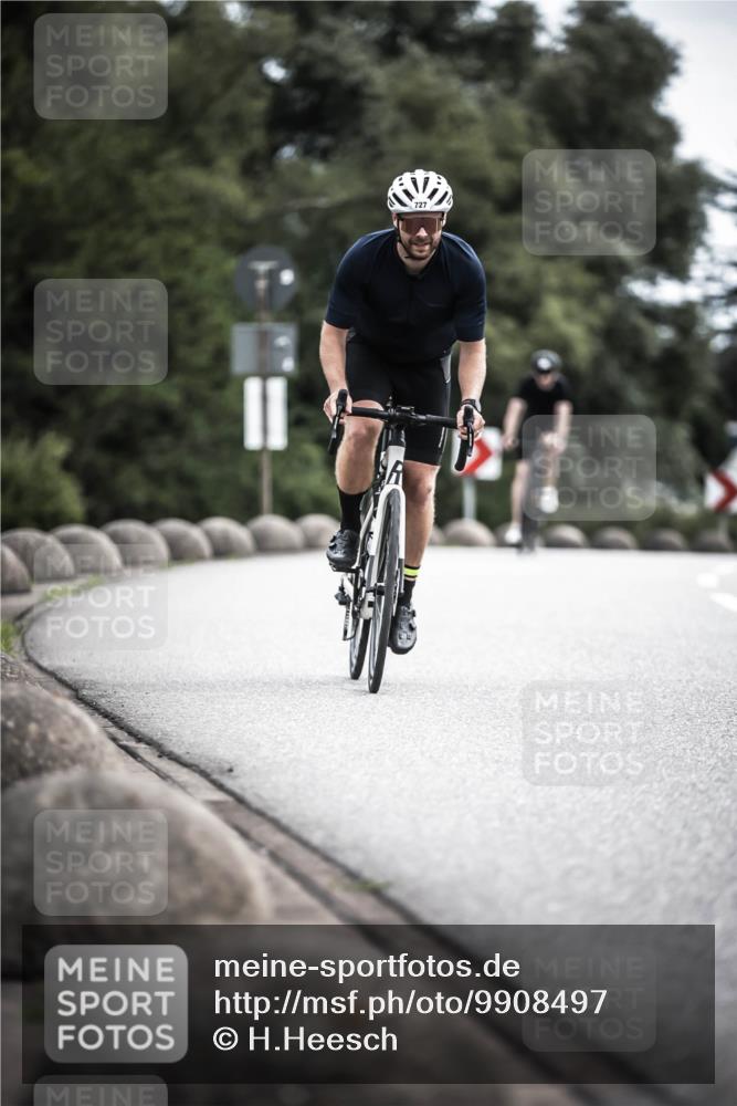 21.06.2026 - 29. Vierlanden-Triathlon H.Heesch http://msf.ph/oto/9908497 21.06.2026 11:51:46 Radfahren 20, 260, 633, 727, 876 meine-sportfotos.de