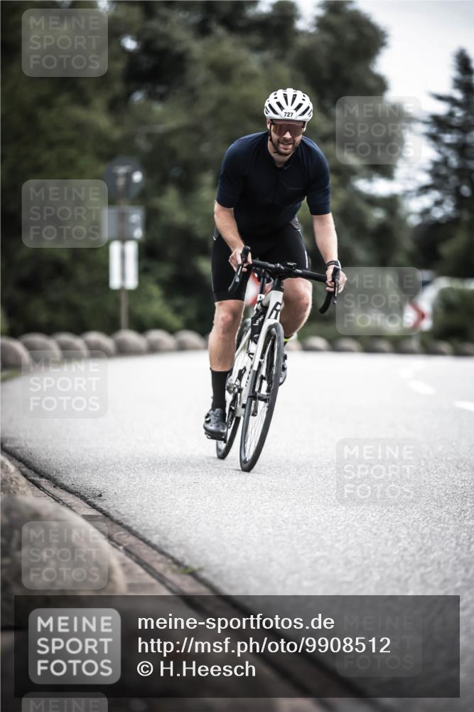 21.06.2026 - 29. Vierlanden-Triathlon H.Heesch http://msf.ph/oto/9908512 21.06.2026 11:51:47 Radfahren 20, 260, 633, 727, 876 meine-sportfotos.de